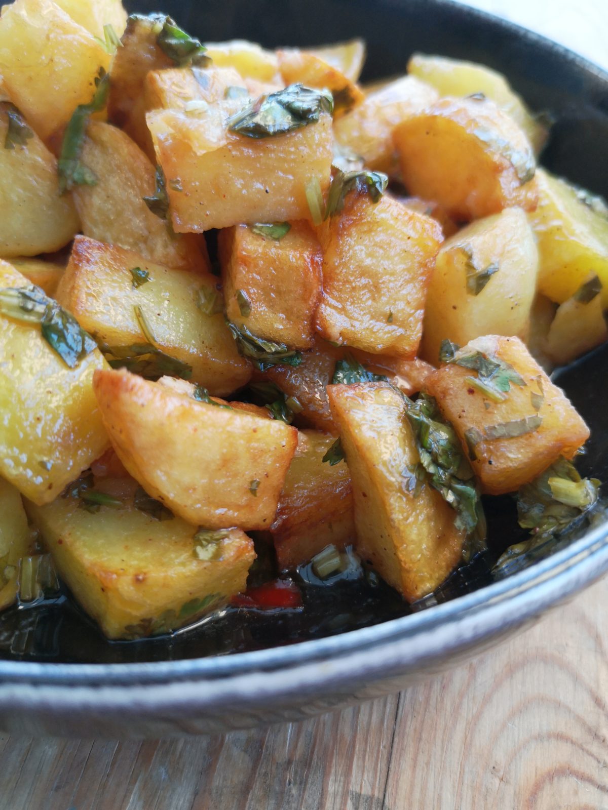 Salade de pommes de terre à la coriandre et à l’ail